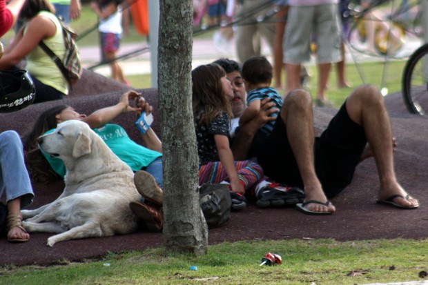 Du Moscovis e Cynthia Howlett brincam com os filhos (Foto: JC Pereira/FotoRio News)