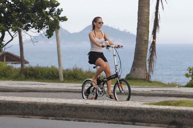 Fernanda de Freitas pedala na orla da Barra, no Rio (Foto: Delson Silva / AgNews)