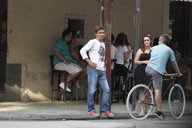 André Gonçalves com amigos em bar na Gávea (Foto: Delson Silva / AgNews)
