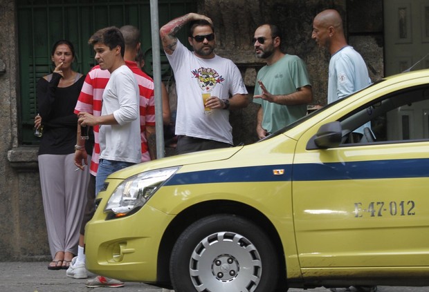 André Gonçalves com amigos em bar na Gávea (Foto: Delson Silva / AgNews)