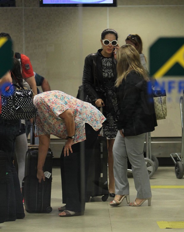 Claudia Raia no aeroporto RJ (Foto: Alice Silva/AgNews)