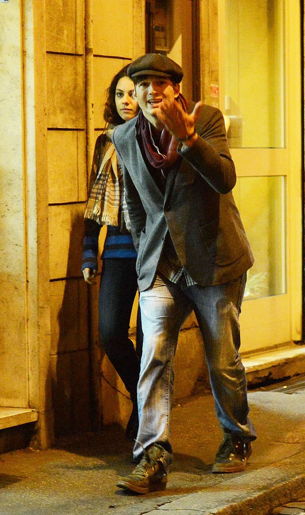 Ashton Kutcher e Mila Kunis em Roma (Foto: Agência Grosby Group)