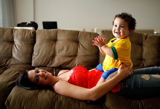 Daniela Cavalieri com o filho, Enzo (Foto: Marcos Serra Lima / EGO)