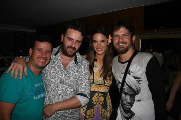 Rodrigo Motta, Daniel Mafra, Alessandra Ambrósio e SAulo Fernandes em show em Salvador, na Bahia (Foto: Uran Rodrigues/ Divulgação)
