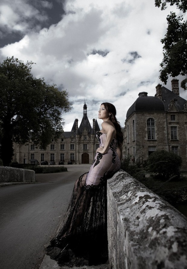 Gyselle Soares faz ensaio de moda luxuoso num castelo Château d'Esclimont, na França (Foto: Divulgação)