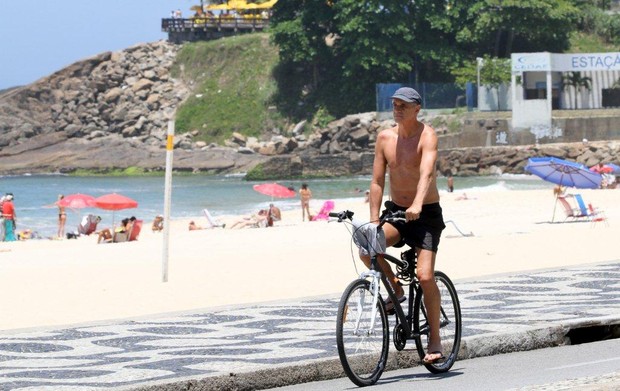 Marcos Caruso na praia no Rio (Foto: André Freitas/AgNews)