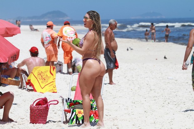 Andrea de Andrade na praia da Barra (Foto: Gabriel Rangel / AgNews)