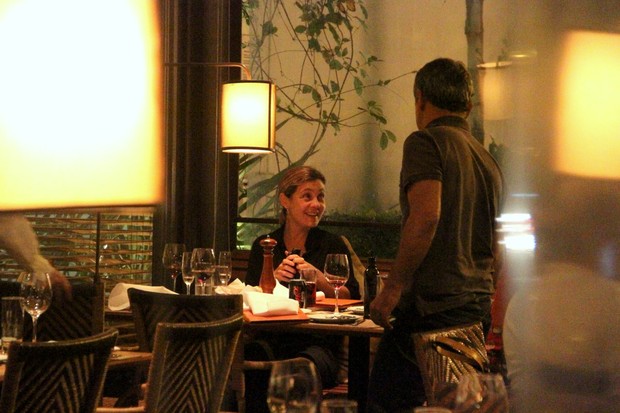 Adriana Esteves em restaurante na Zona Oeste do Rio (Foto: Delson Silva/ Ag. News)