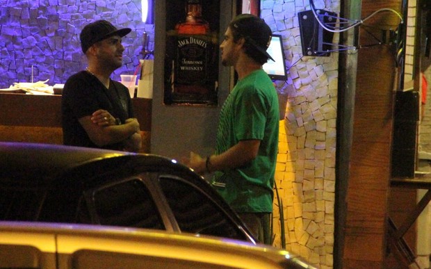 Caio Castro com amigo em bar na Zona Oeste do Rio (Foto: Delson Silva/ Ag. News)