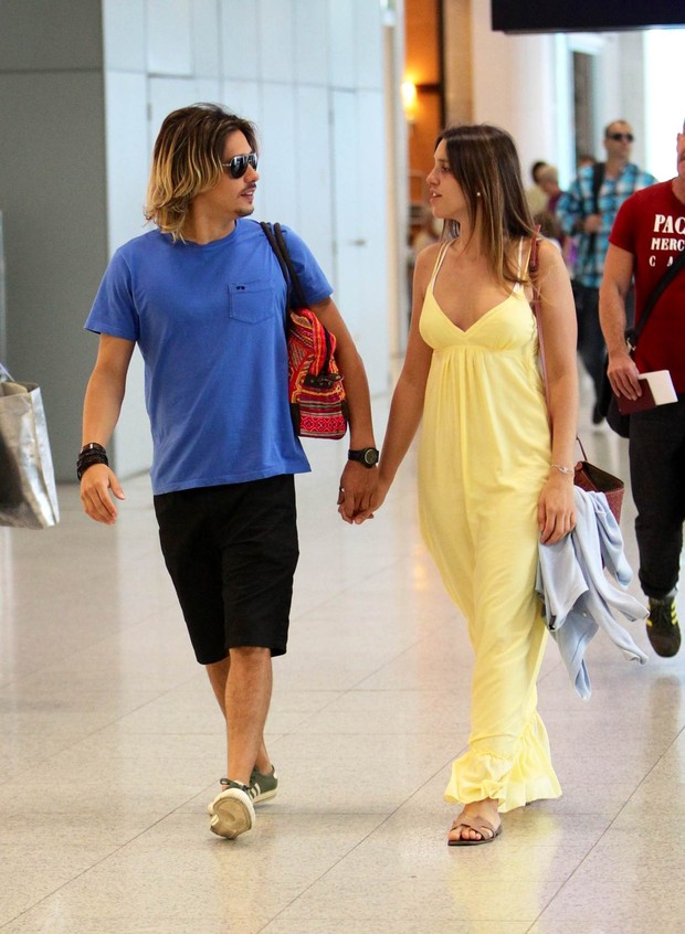 Ivan Silva e namorada no aeroporto (Foto: Alice Silva  / AgNews)