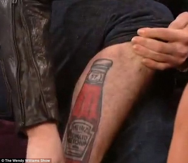 Jackson Rathbone exibe tatuagem inusitada, um vidro de catchup (Foto: The Wendy Williams Show/Reprodução)