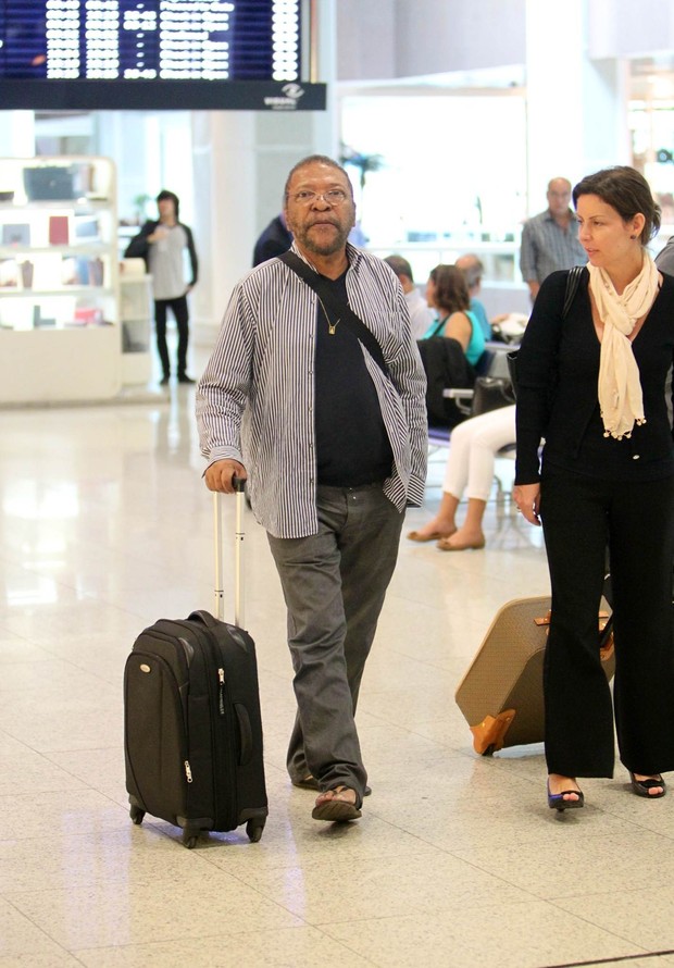 Martinho da Vila em aeroporto (Foto: Alice Silva  / AgNews)