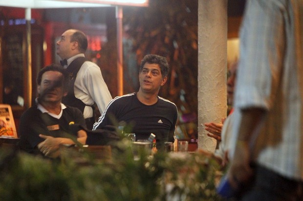 Eduardo Moscovis com amigos em pizzaria no Rio (Foto: Delson Silva/ Ag. News)