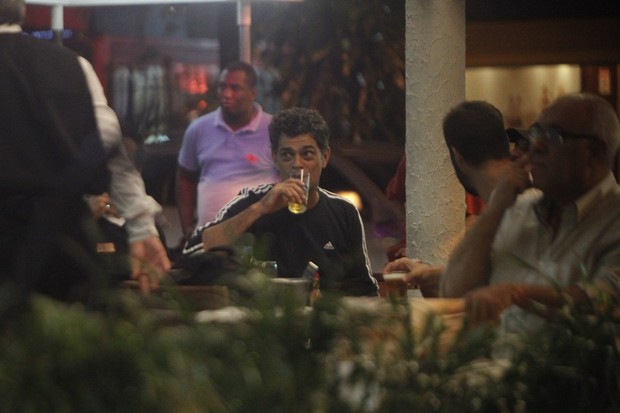 Eduardo Moscovis com amigos em pizzaria no Rio (Foto: Delson Silva/ Ag. News)