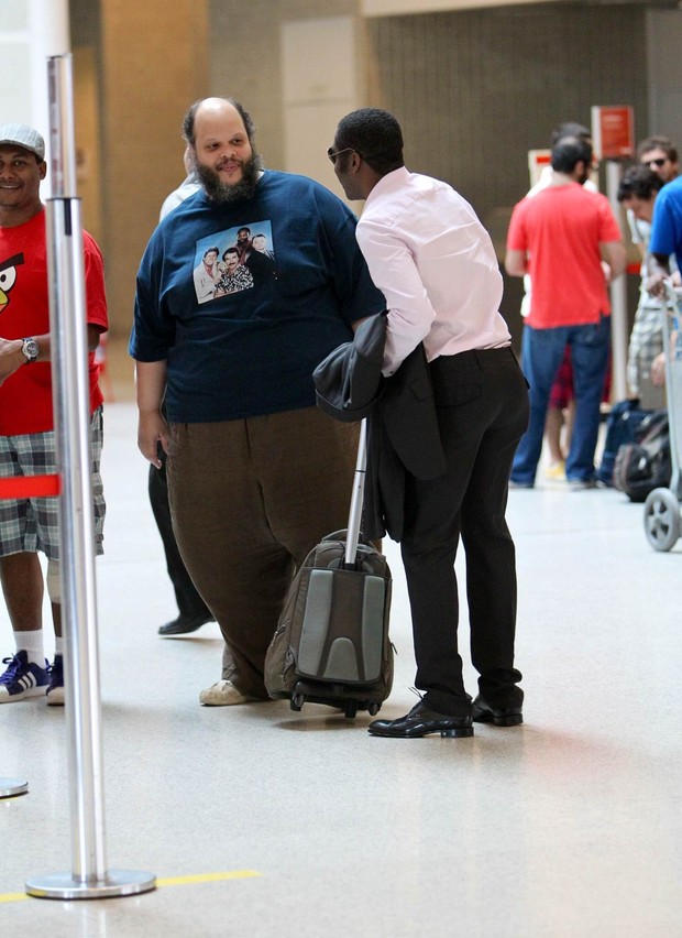 Ed. Motta encontra Lázaro Ramos em aeroporto (Foto: Alice Silva  / AgNews)