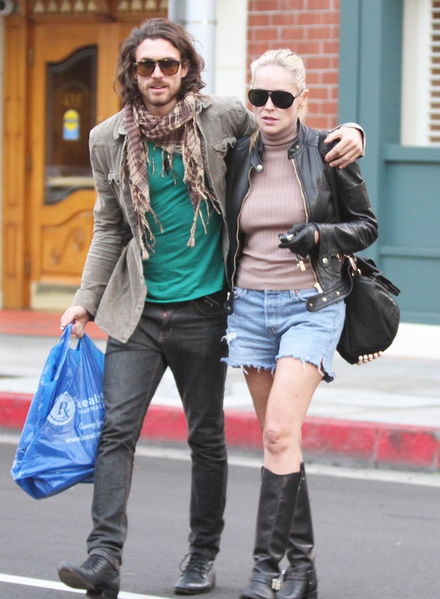Sharon Stone com o namorado, Martin Mica, em Los Angeles, nos Estados Unidos (Foto: X17/ Agência)