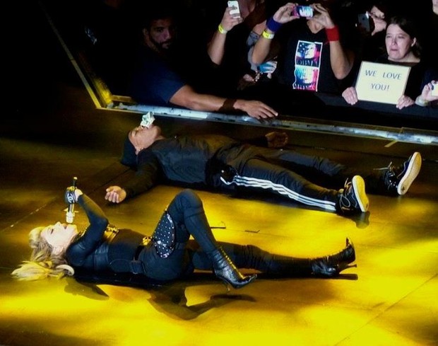 Madonna em show com o dançarino brasileiro Fabiano Lopes, o Bboy Neguin (Foto: Reprodução/Facebook)