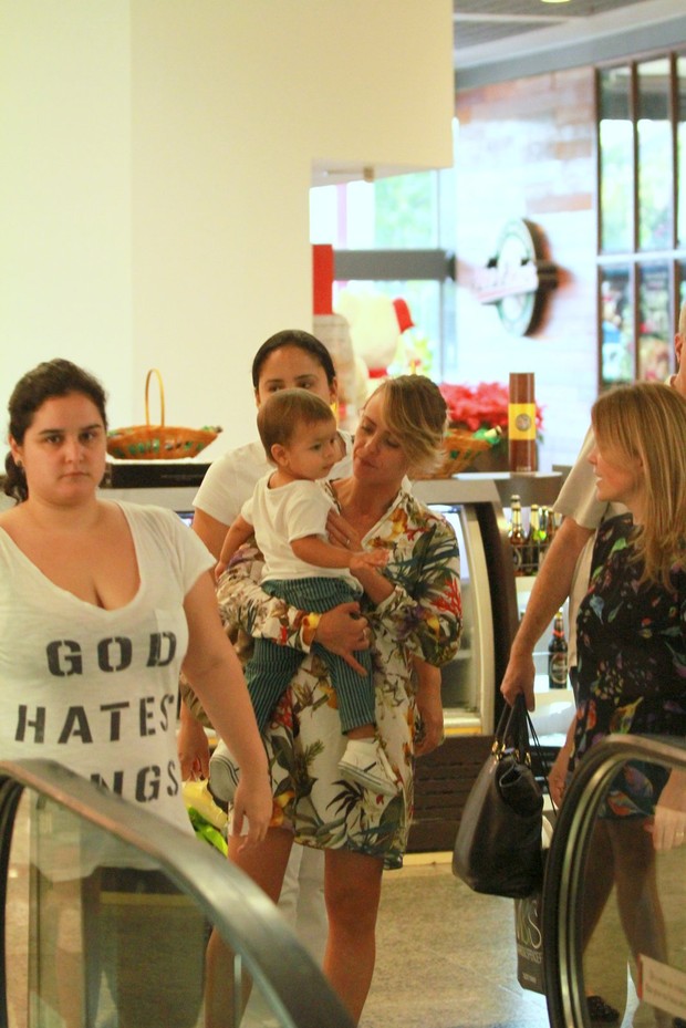Juliana Silveira passeia no shoppig com o filho (Foto: Clayton Militão/Foto Rio News)