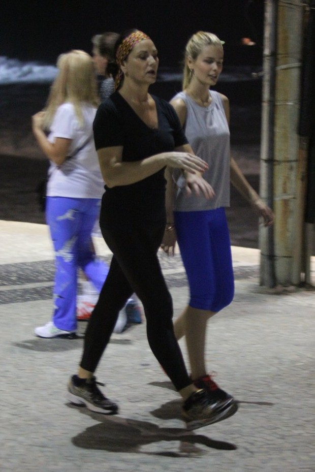Luiza Brunet caminha com Yasmin na orla de Ipanema (Foto: Rodrigo dos Anjos / AgNews)