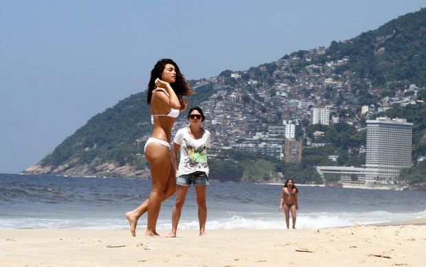 Débora Nascimento grava comercial e mostra boa forma na praia (Foto: Andre Freitas / AgNews)