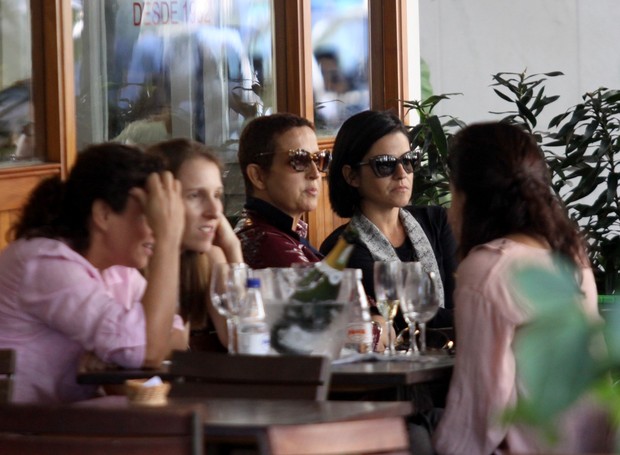 Betty Lago almoça com amigos no Leblon (Foto: Wallace Barbosa / AgNews)