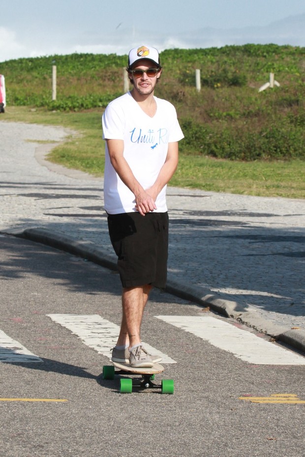 Jayme Matarazzo andando de skate (Foto: Dilson Silva / Agnews)