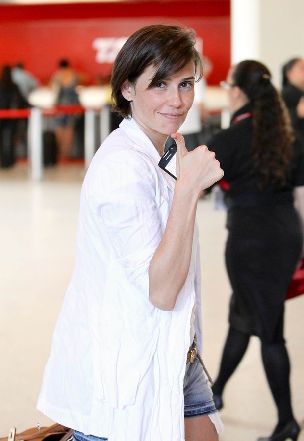 Deborah Secco no aeroporto (Foto: Alice Silva  / AgNews)