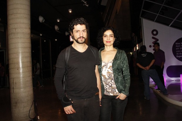 Letícia Sabatella e o namorado no show de Zeca Baleiro (Foto: Onofre Veras/AgNews)