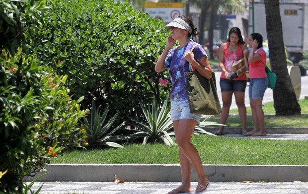 Patrícia Poeta caminha pelas ruas do Leblon (Foto: André Freitas/ Ag. News)