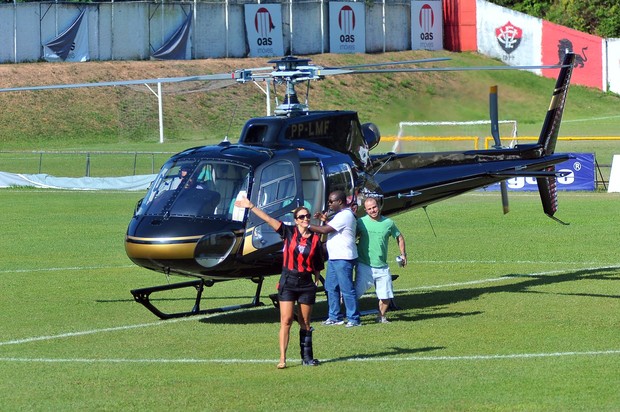 Ivete chega de helicóptero para o jogo do Vitória (Foto: Agência Haack)