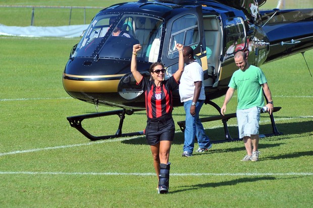 Ivete chega de helicóptero para o jogo do Vitória (Foto: Agência Haack)