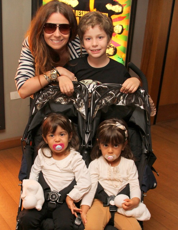 Giovanna Antonelli com as filhas gêmeas Sofia e Antônia e o filho Pietro em shopping no Rio (Foto: Daniel Delmiro/ Ag. News)