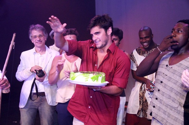 Bruno Gissoni ganha bolo de aniversário em festival de teatro (Foto: Thyago Andrade/Phto Rio News)