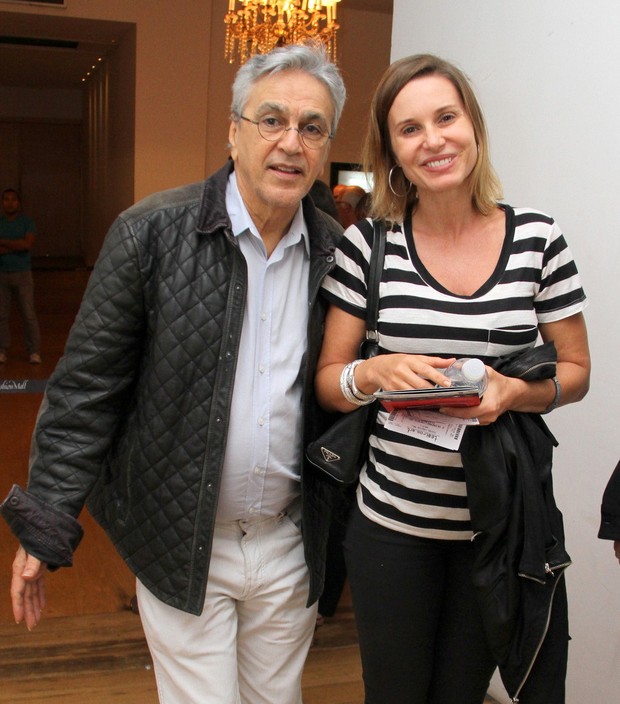 Caetano Veloso e Paula Bulamarqui assistem ao espetáculo 'O Desaparecimento do Elefante' (Foto: Daniel Delmiro/AgNews)
