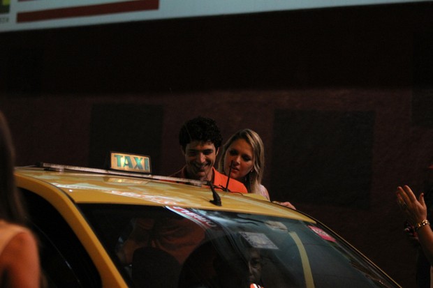 Eles foram embora no mesmo táxi (Foto: Fábio Martins/Agnews)