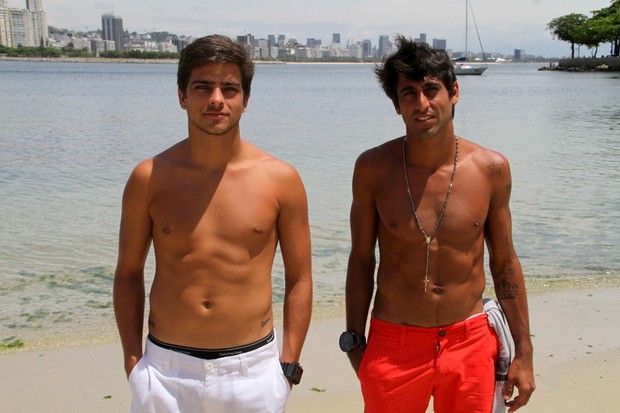 Bernardo mesquita e o irmão, o músico Leandro Mesquita, posam sem camisa para catálogo de moda (Foto: Divulgação)
