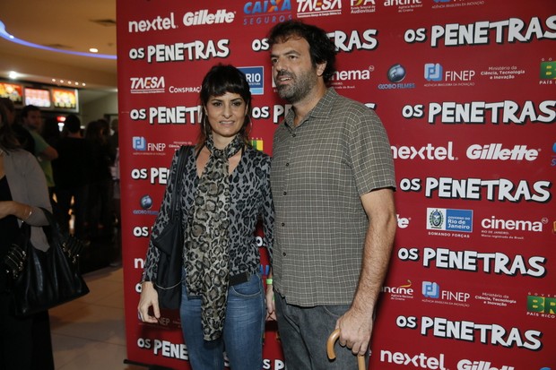 Fernanda Abreu e o namorado Tuto Ferraz na pré-estreia do filme “Os Penetras” (Foto: Alex Palarea e Felipe Panfili / AgNews)