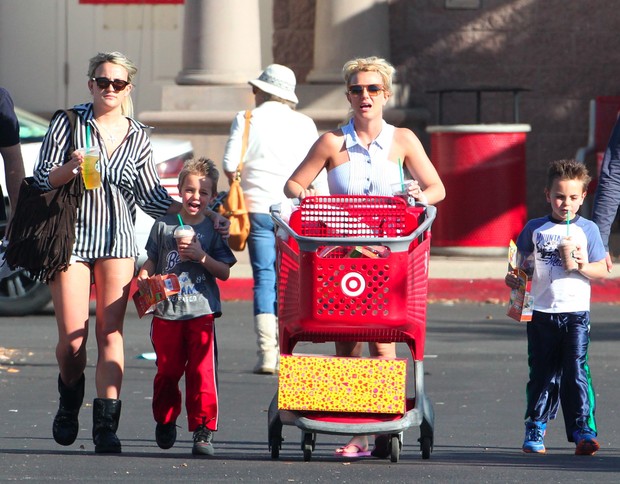 Britney Spears com os filhos Sean Preston e Jayden James em supermercado em Los Angeles, nos Estados Unidos (Foto: X17/ Agência)