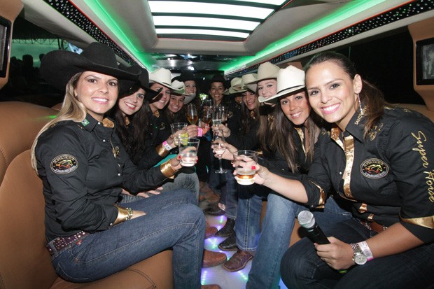 Meninas na limousine (Foto: Divulgação)