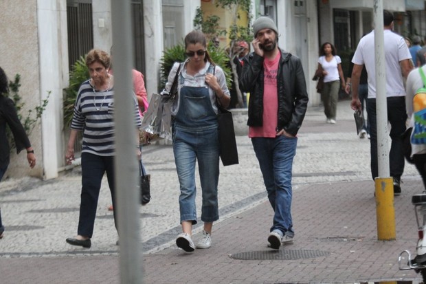 Aline Moraes passeia com o namorado em Ipanema (Foto: Rodrigo dos Anjos /AgNews)