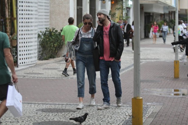 Aline Moraes passeia com o namorado em Ipanema (Foto: Rodrigo dos Anjos /AgNews)