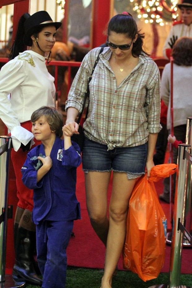 Fernanda Tavare com o filho em shopping do Rio (Foto: Marcus Pavão / AgNews)