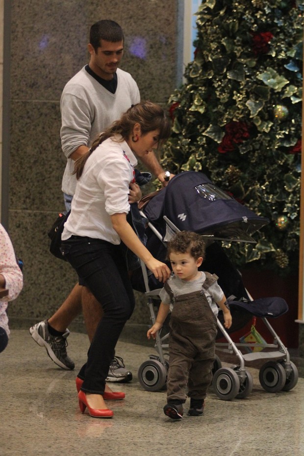 Daniele Suzuki com o filho e o marido no shopping (Foto: Marcus Pavão / AgNews)