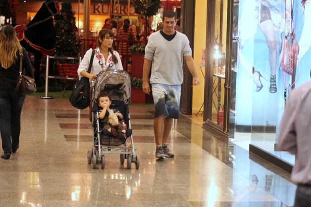 Daniele Suzuki com o filho e o marido no shopping (Foto: Marcus Pavão / AgNews)