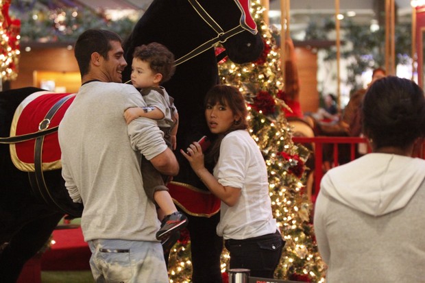 Daniele Suzuki com o filho e o marido no shopping (Foto: Marcos Ferreira / Foto Rio News)
