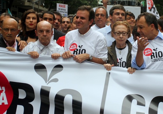 Fernanda Montenegro participa de passeata ao lado do prefeito e governador  (Foto: Henrique Oliveira / FotoRioNews)