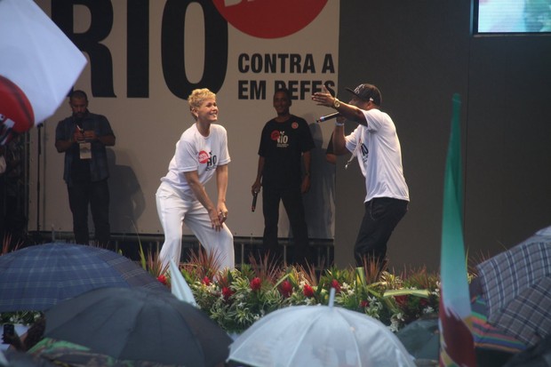 Xuxa no protesto realizado na Cinelândia no centro do Rio (Foto: Graça Paes/Foto Rio News)
