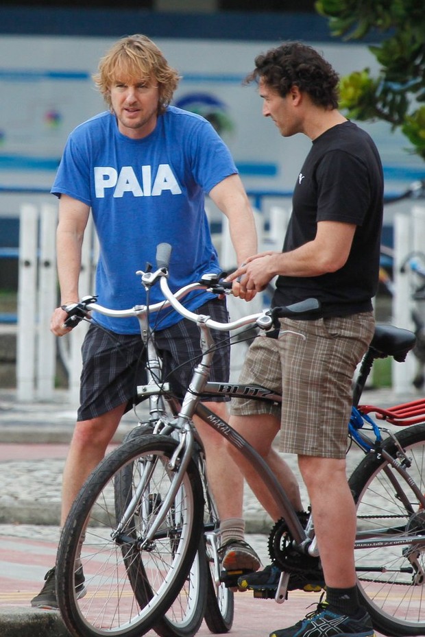 Owen Wilson anda de bicicleta na orla doRJ (Foto: Andre Freitas e Gabriel Reis  / AgNews)