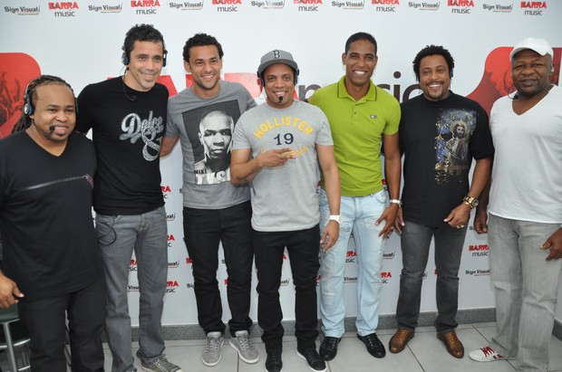 Fred posa com integrantes do grupo Clareou em bastidores de show no Rio (Foto: Bruno Henrique/ Divulgação)