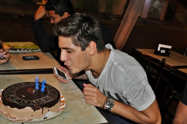Daniel Rocha comemora aniversário com amigos em restaurante na Zona Sul do Rio (Foto: João Pedro Durão/ Divulgação)